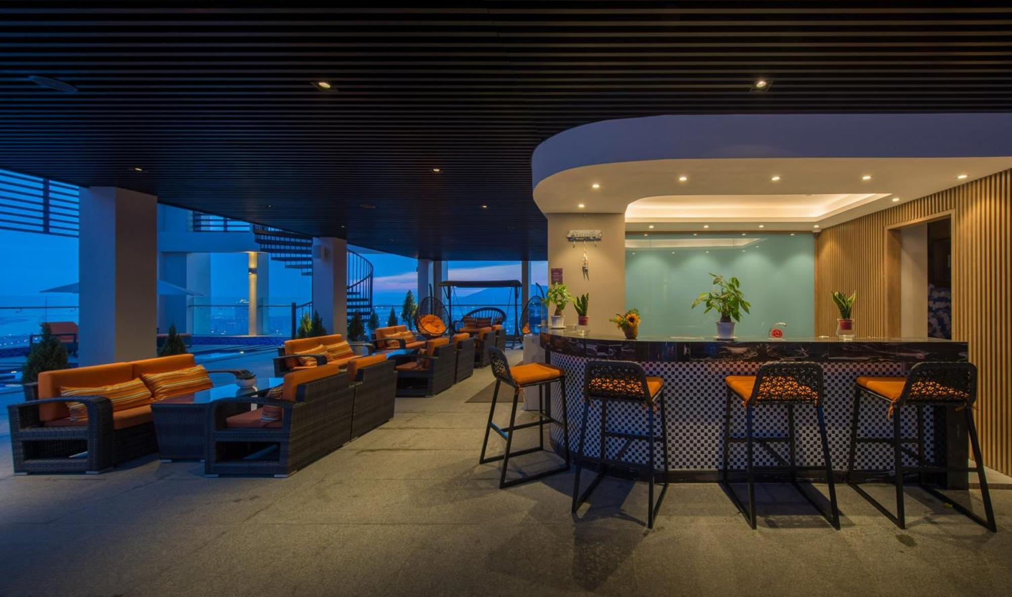 Luxury Apartment - Rooftop Swimming Pool - Beach Front - Hinata Apartment Da Nang Exterior photo