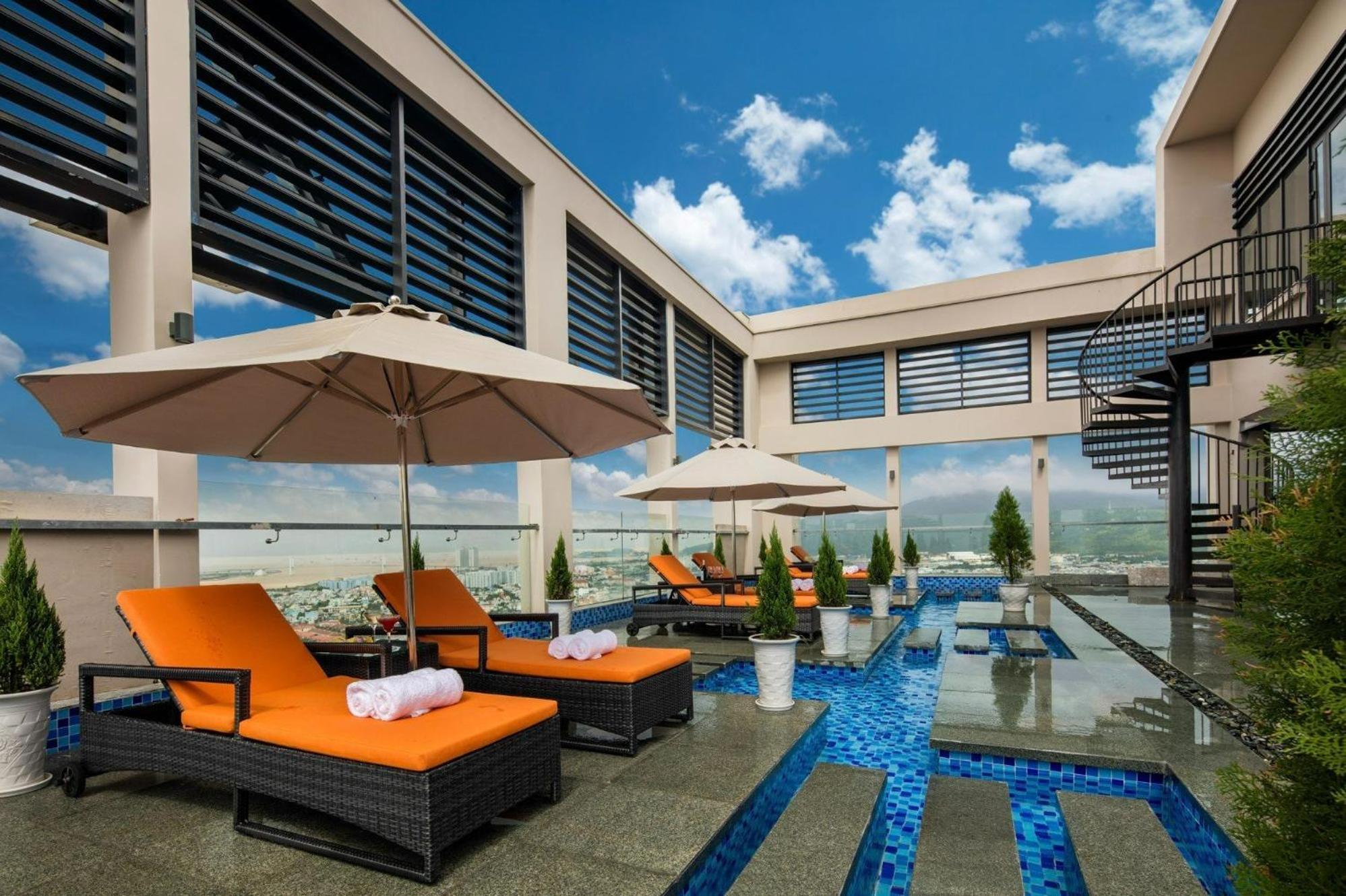 Luxury Apartment - Rooftop Swimming Pool - Beach Front - Hinata Apartment Da Nang Exterior photo